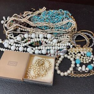 Lot of vintage jewelry